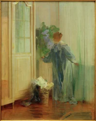 Sophie Herz in abito blu alla finestra